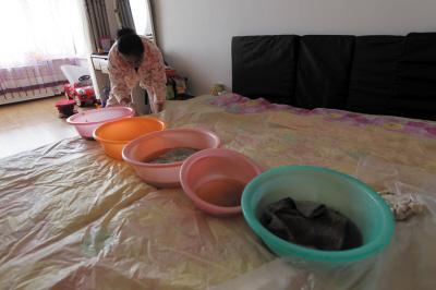 台前楼上漏水，住户失联，小区没物管，业主维权难！律师来支招……